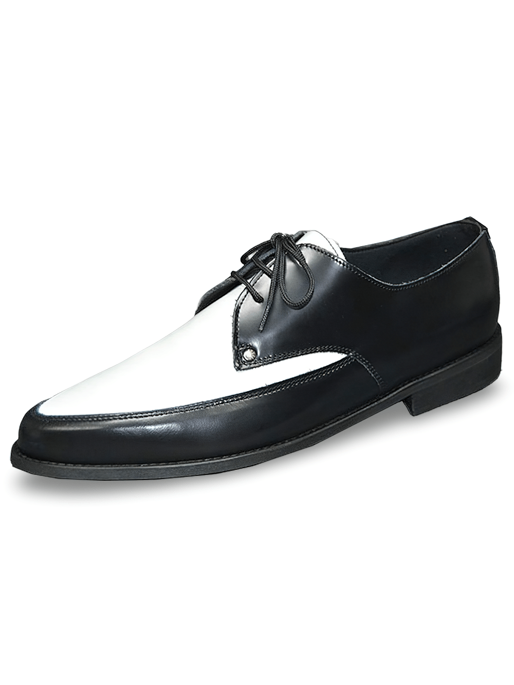 Schwarz weiBe Oxford Schuhe mit spitzer Zehenpartie und Schnurung