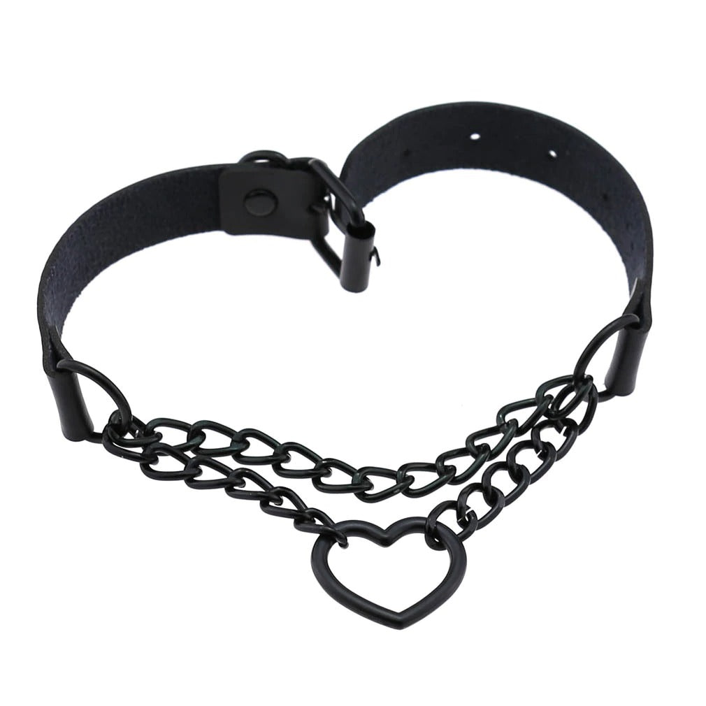 All Black Heart Chain Choker for Girls. Gothic imitation leather necklace with a heart and aluminum chain for Halloween.