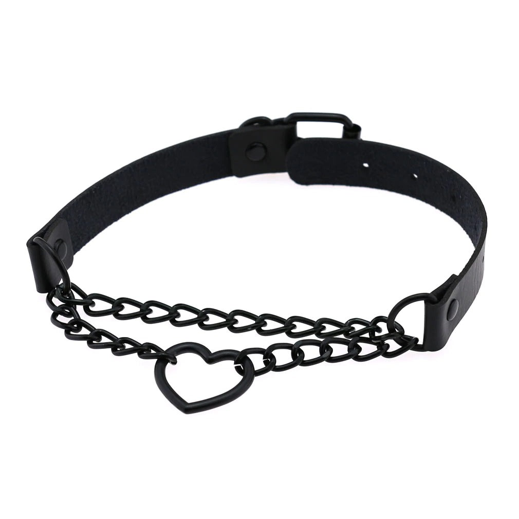 Black heart chain choker necklace for women, perfect gothic accessory for Halloween outfits.