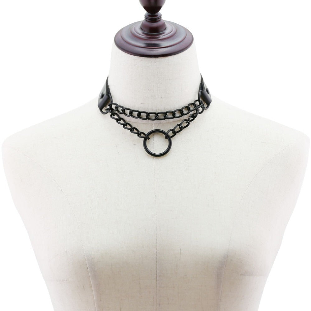 Black heart chain choker necklace for women, perfect gothic accessory for Halloween outfits.