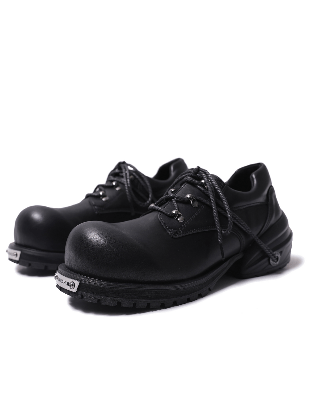 Alternative Schnürschuhe mit klobigen Plateausohlen