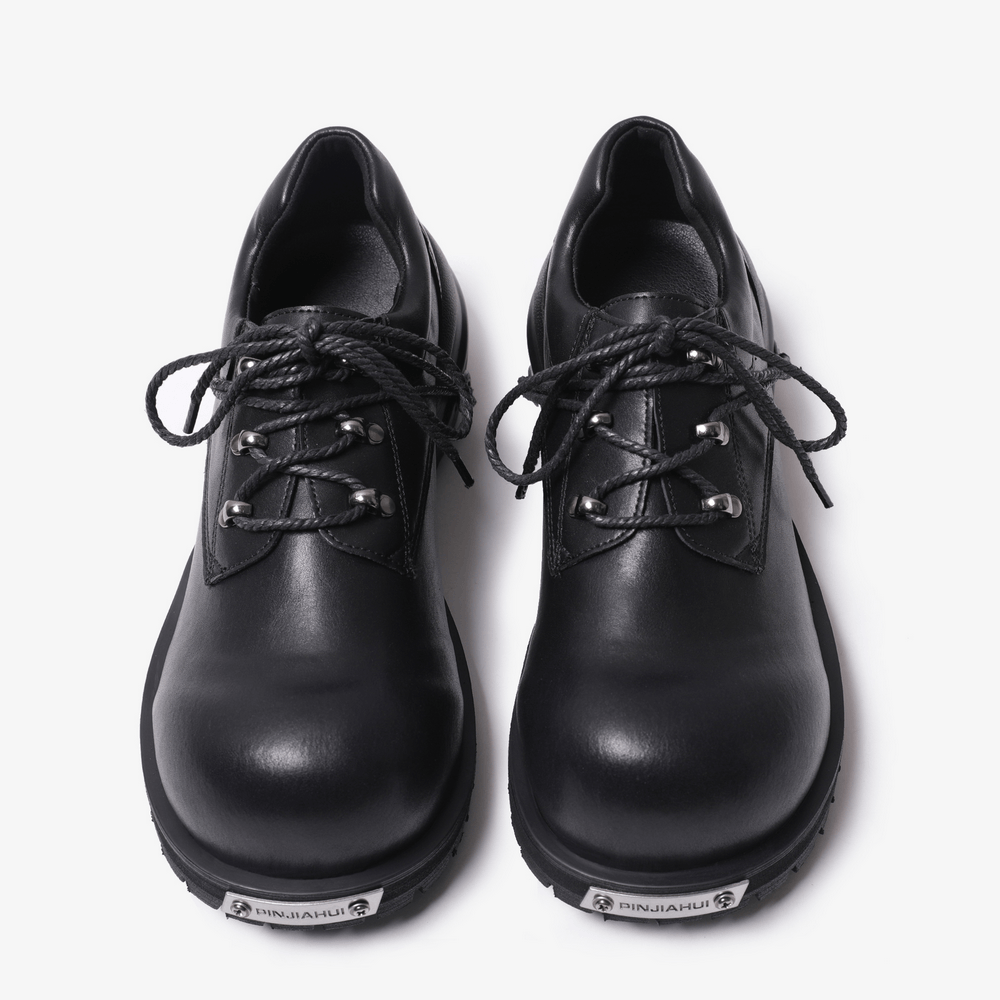 Alternative Schnürschuhe mit klobigen Plateausohlen