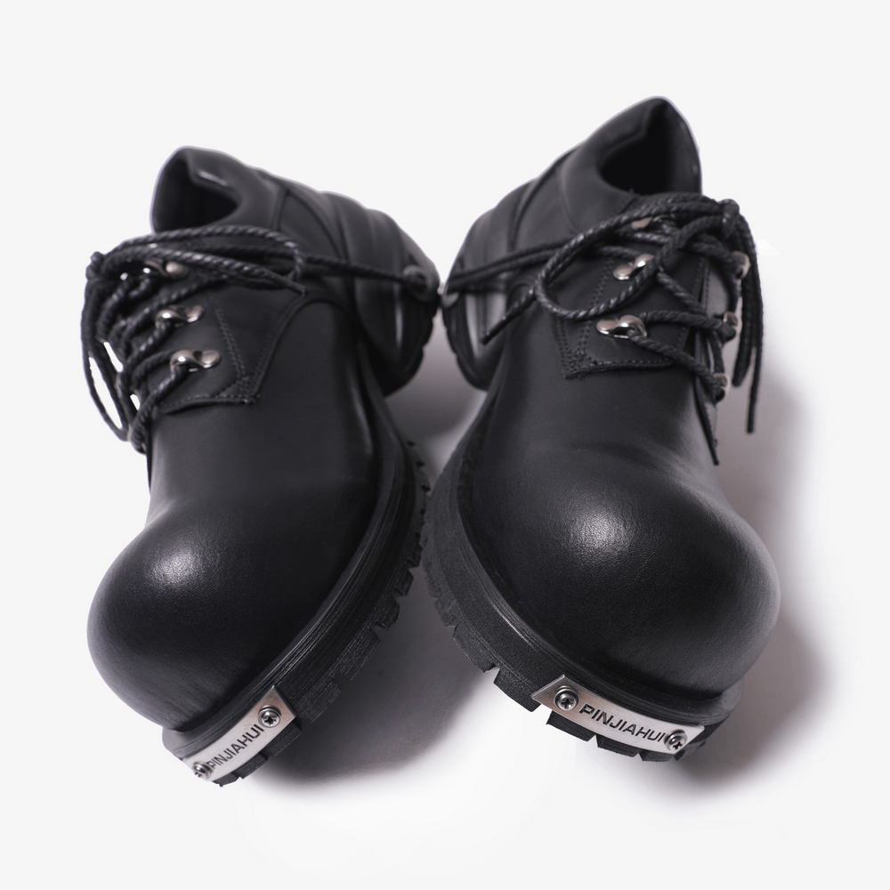 Alternative Schnürschuhe mit klobigen Plateausohlen