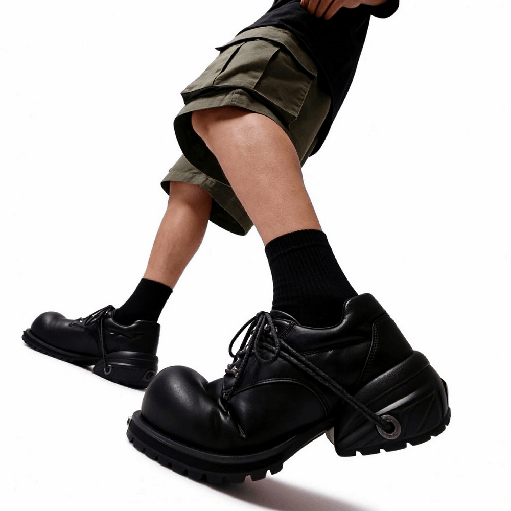 Alternative Schnürschuhe mit klobigen Plateausohlen