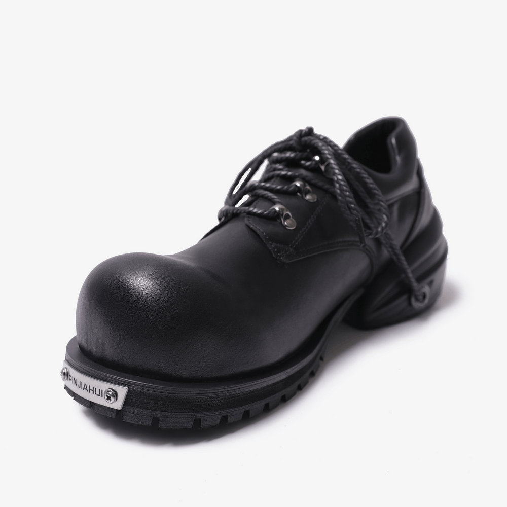 Alternative Schnürschuhe mit klobigen Plateausohlen