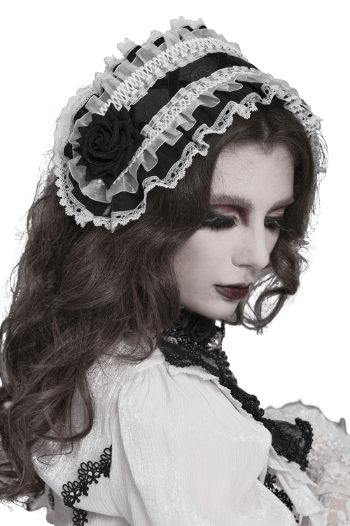 Gotische Spitzenhaube mit Rosendetails