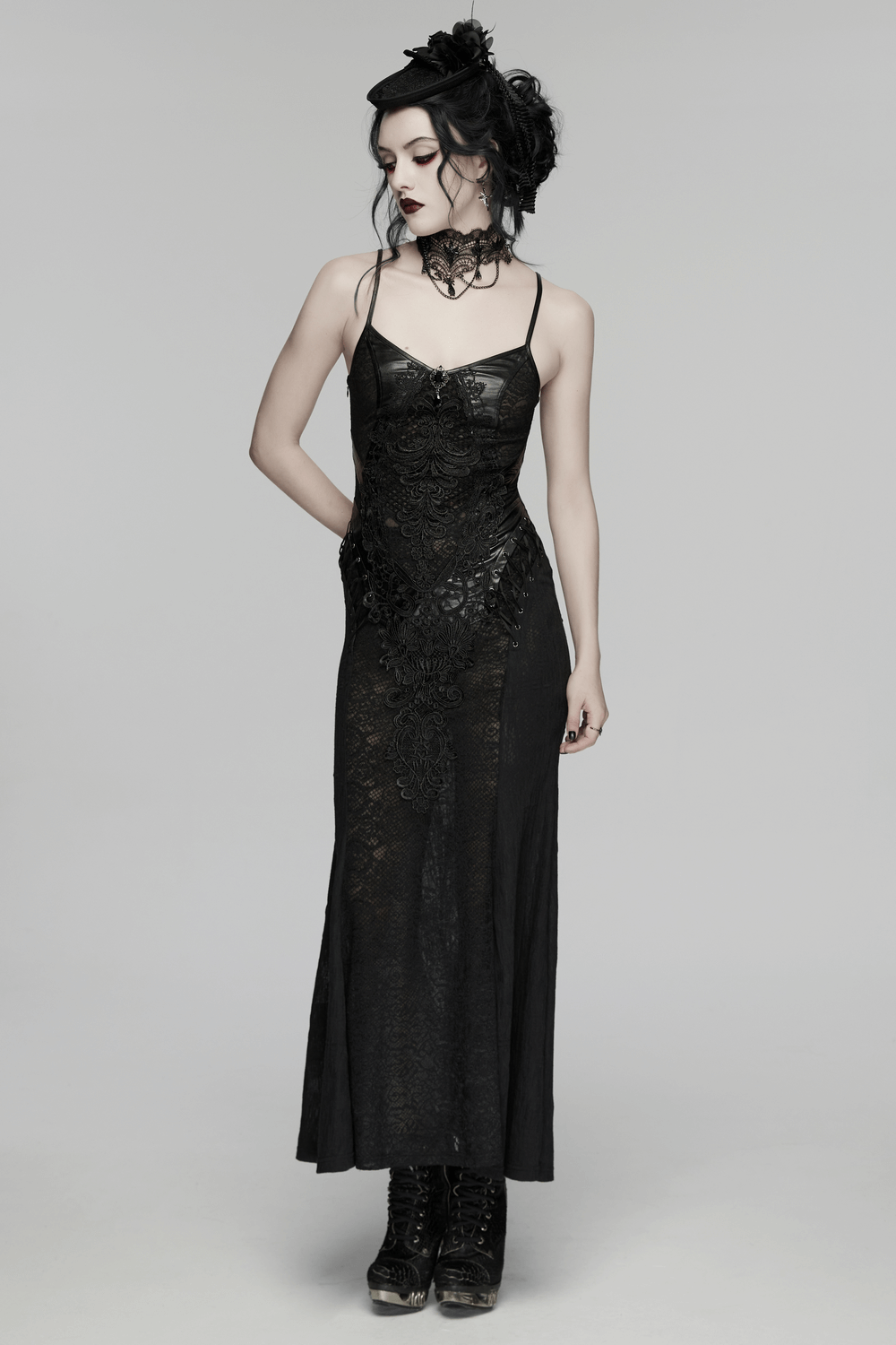 Schwarze gotische Spitzenhalskette mit Fledermausketten