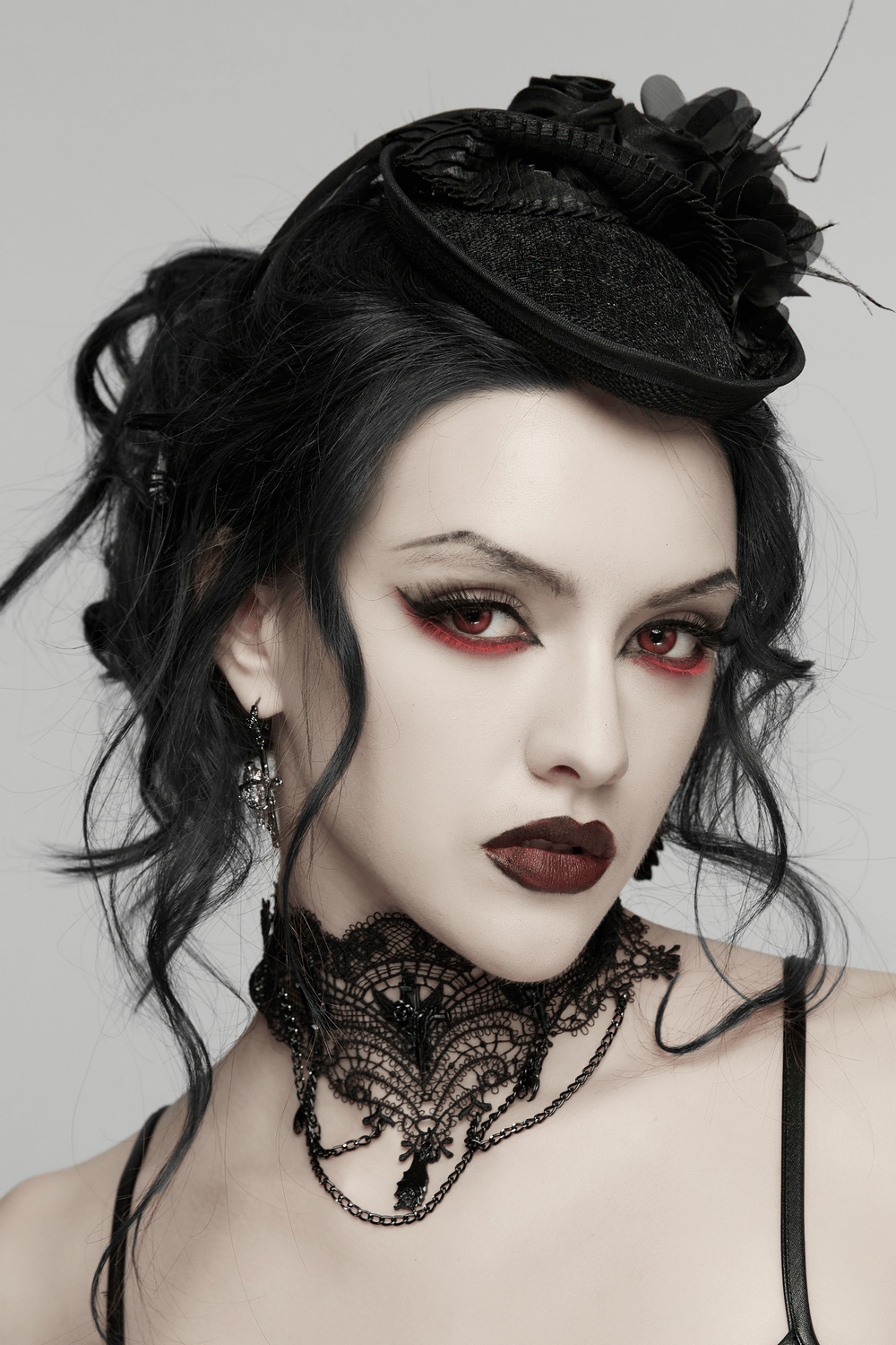 Schwarze gotische Spitzenhalskette mit Fledermausketten