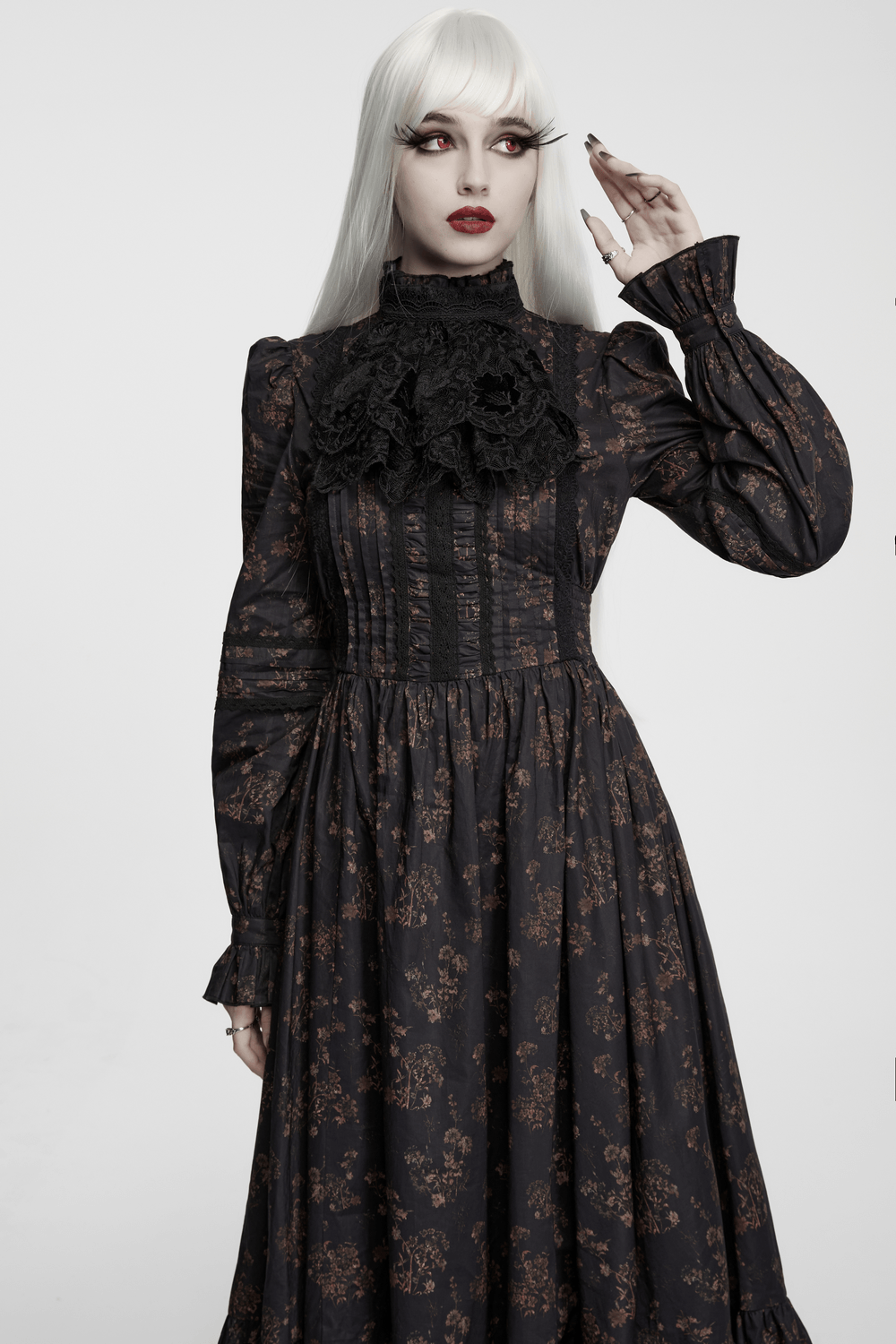 Schwarzer gotischer Spitzen-Jabot-Choker-Kragen mit Rüschenlatz
