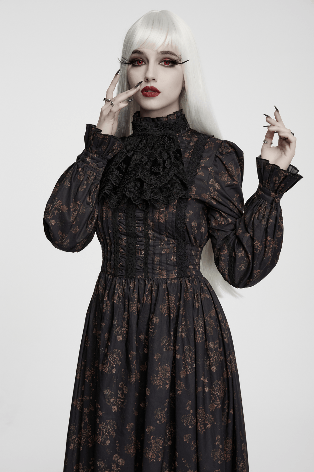 Schwarzer gotischer Spitzen-Jabot-Choker-Kragen mit Rüschenlatz