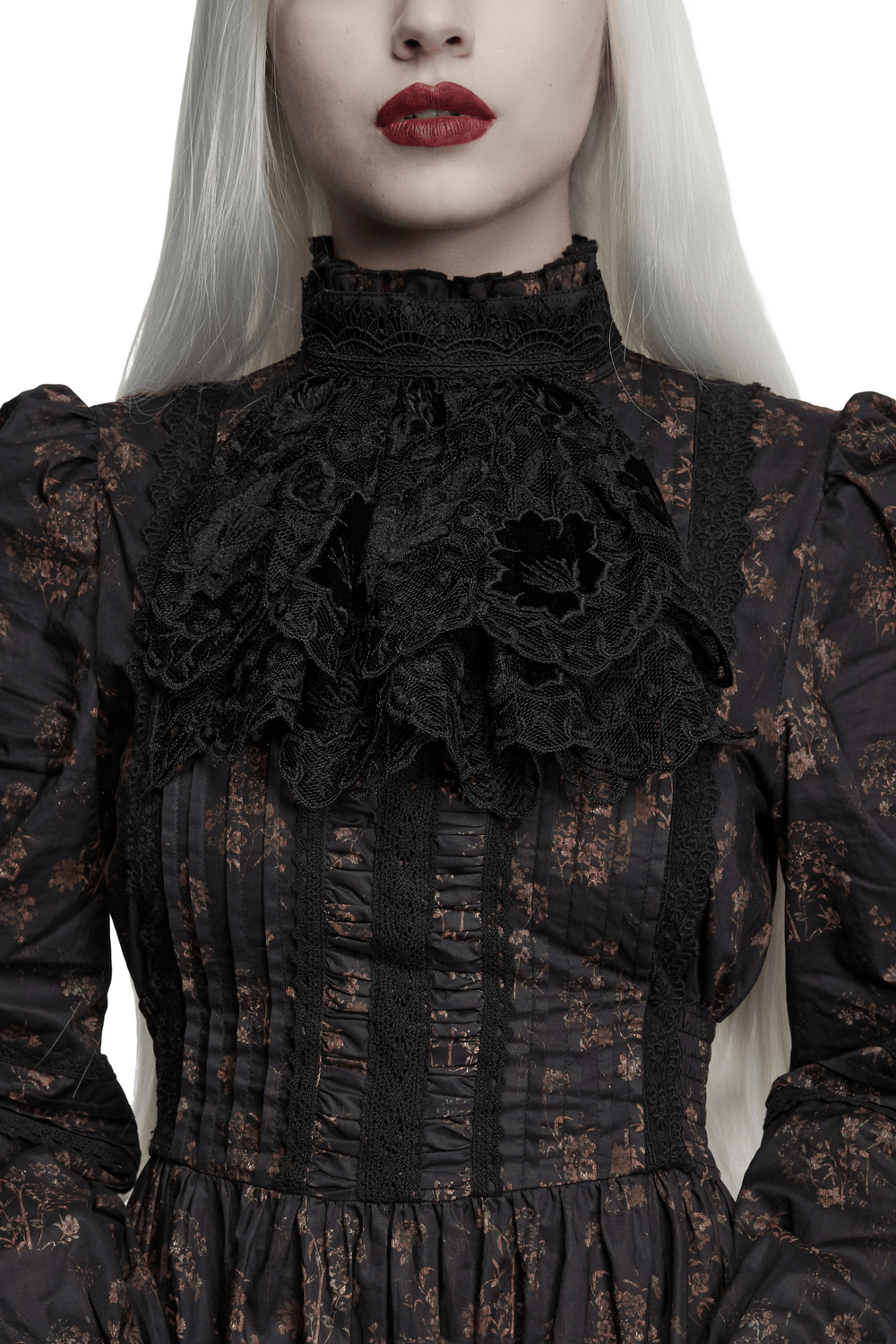 Schwarzer gotischer Spitzen-Jabot-Choker-Kragen mit Rüschenlatz