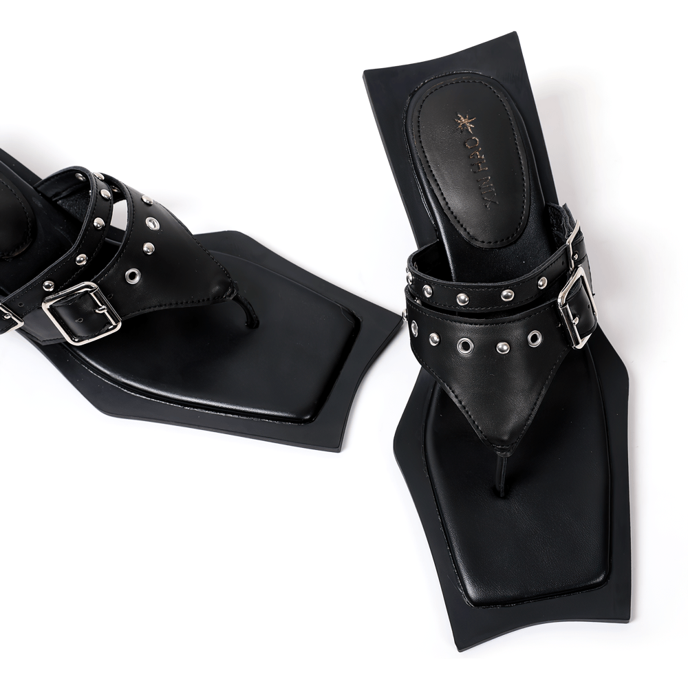 Schwarze Gothic-Zehentrenner-Sandaletten mit eckiger Zehenpartie, Schnalle und Absatz