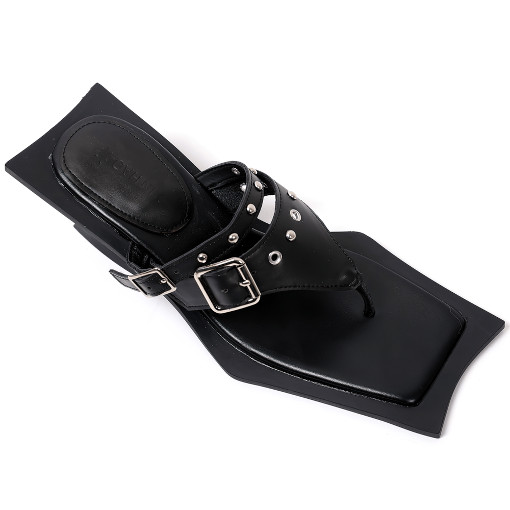 Schwarze Gothic-Zehentrenner-Sandaletten mit eckiger Zehenpartie, Schnalle und Absatz