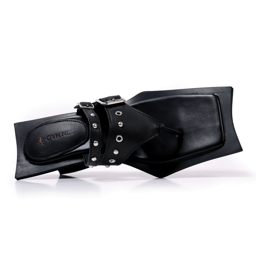 Schwarze Gothic-Zehentrenner-Sandaletten mit eckiger Zehenpartie, Schnalle und Absatz