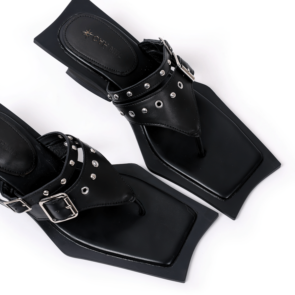 Schwarze Gothic-Zehentrenner-Sandaletten mit eckiger Zehenpartie, Schnalle und Absatz