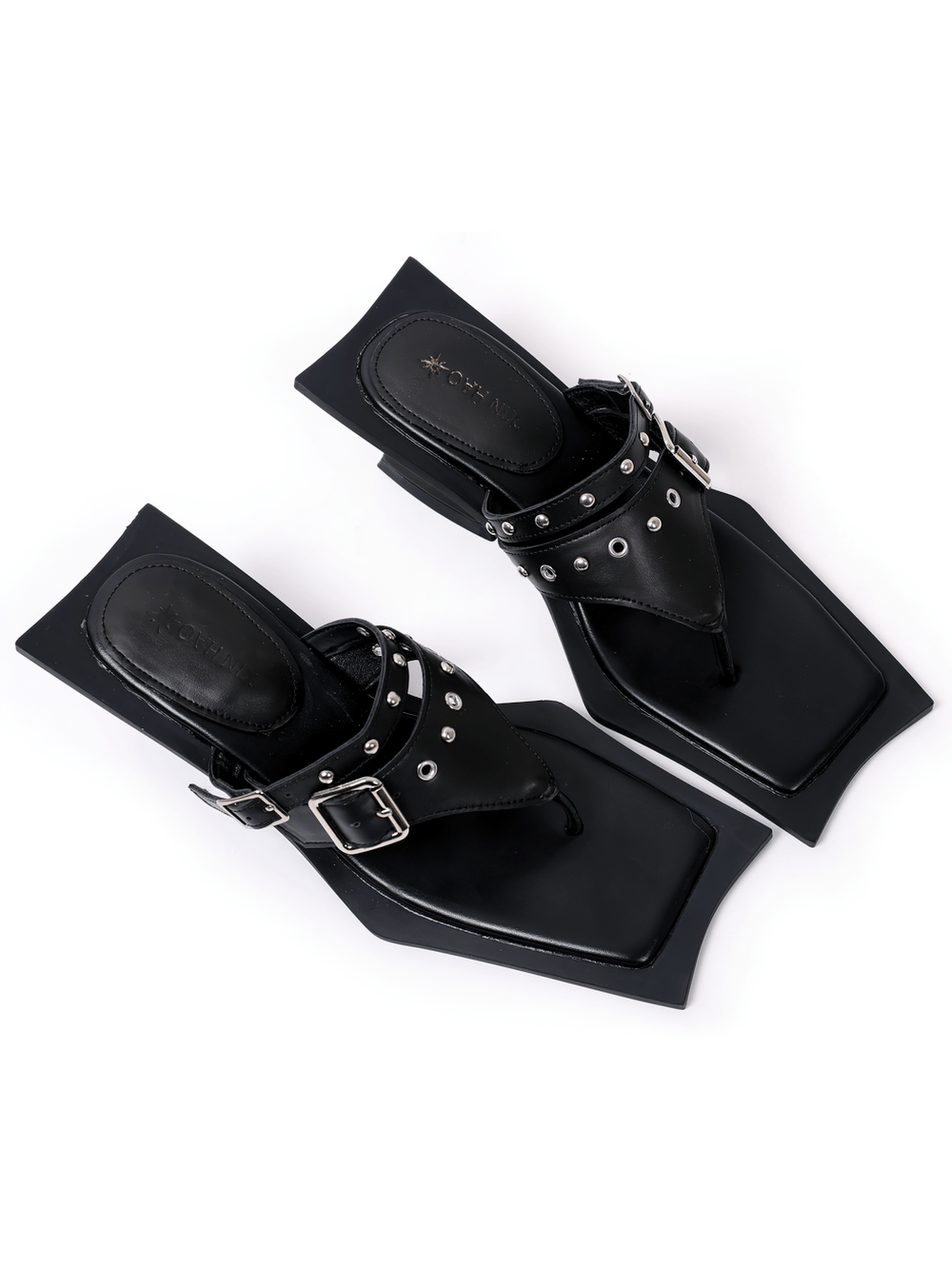 Schwarze Gothic-Zehentrenner-Sandaletten mit eckiger Zehenpartie, Schnalle und Absatz