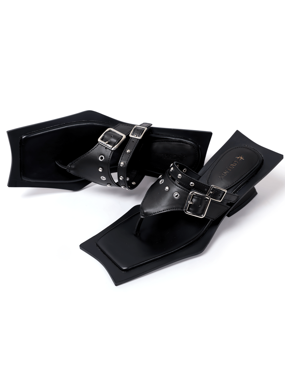 Schwarze Gothic-Zehentrenner-Sandaletten mit eckiger Zehenpartie, Schnalle und Absatz