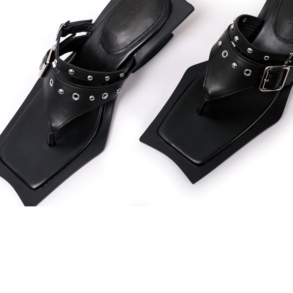 Schwarze Gothic-Zehentrenner-Sandaletten mit eckiger Zehenpartie, Schnalle und Absatz