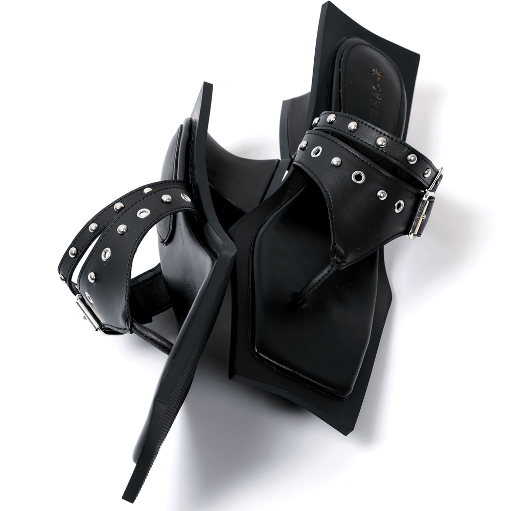 Schwarze Gothic-Zehentrenner-Sandaletten mit eckiger Zehenpartie, Schnalle und Absatz