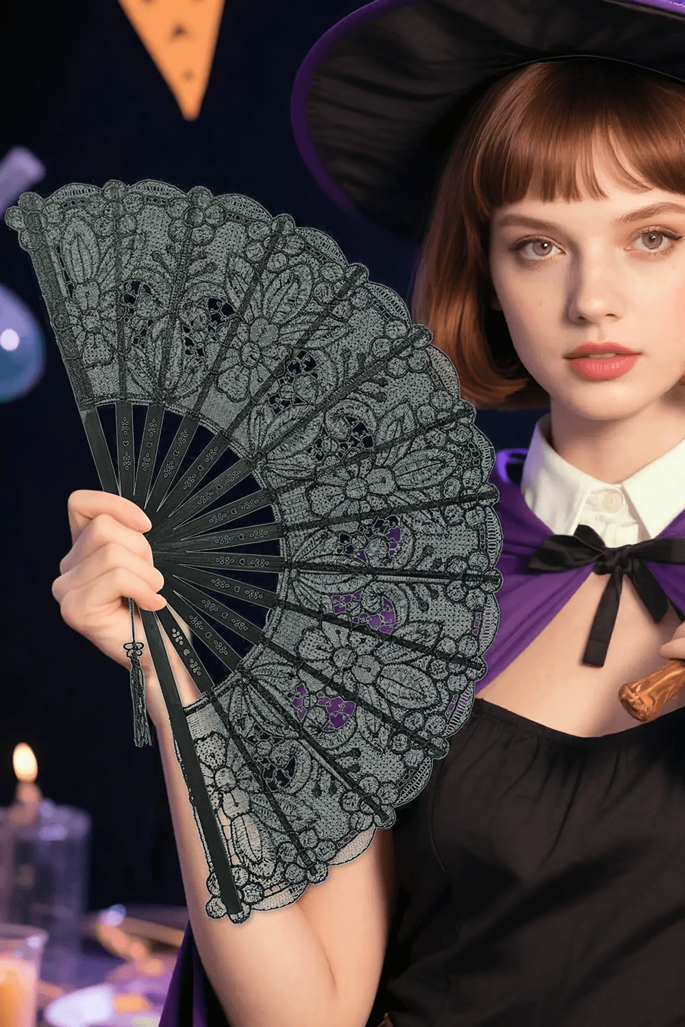 Éventail pliant en dentelle noire avec détails floraux gothiques