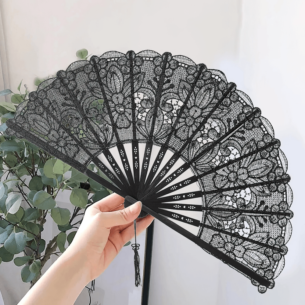 Éventail pliant en dentelle noire avec détails floraux gothiques