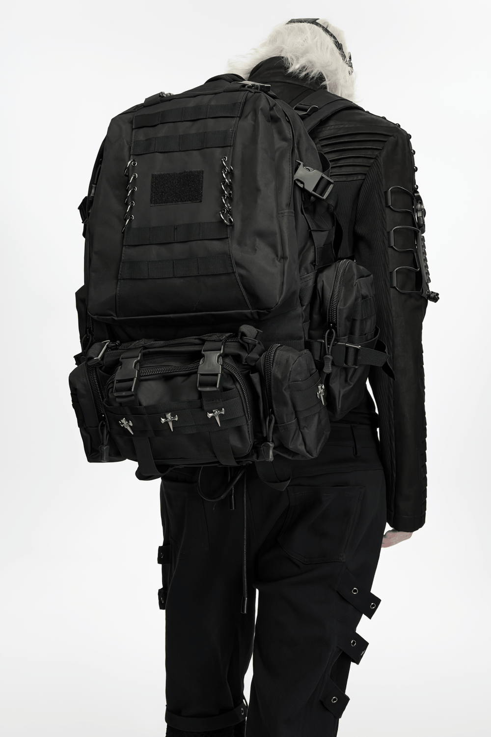 Schwarzer taktischer Rucksack mit Gurtbändern und Taschen