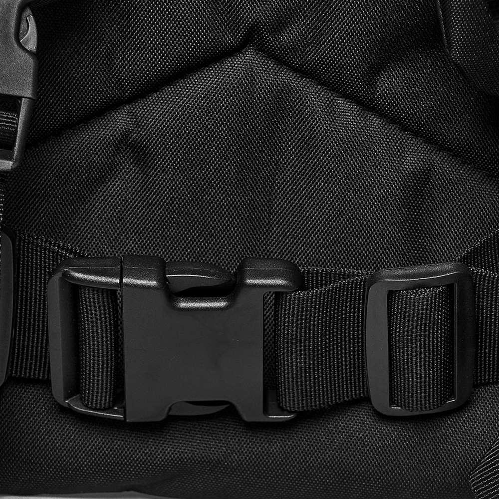 Schwarzer taktischer Rucksack mit Gurtbändern und Taschen