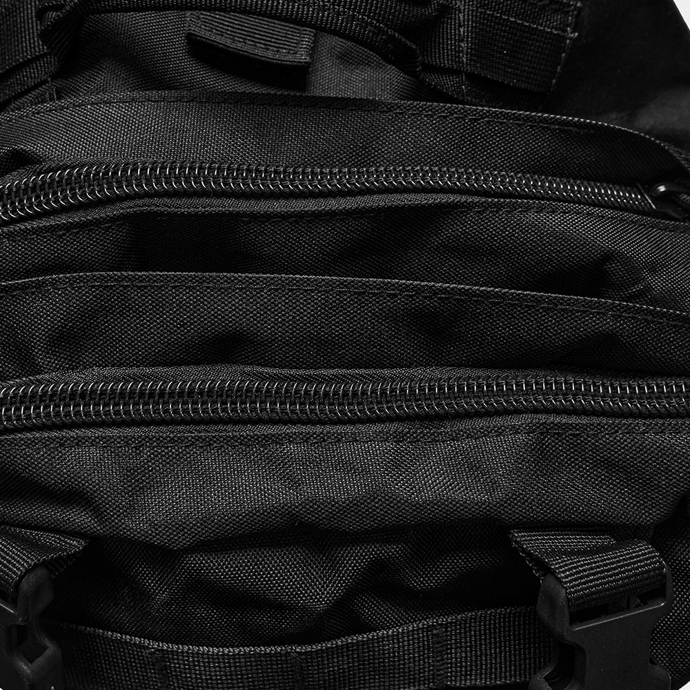 Schwarzer taktischer Rucksack mit Gurtbändern und Taschen