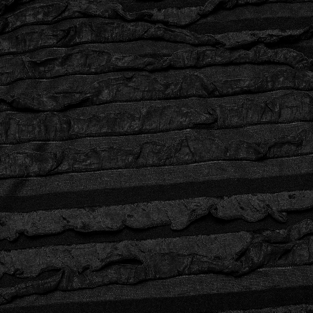 Minivestido negro con volantes y efecto tie-dye con diseño de cordón