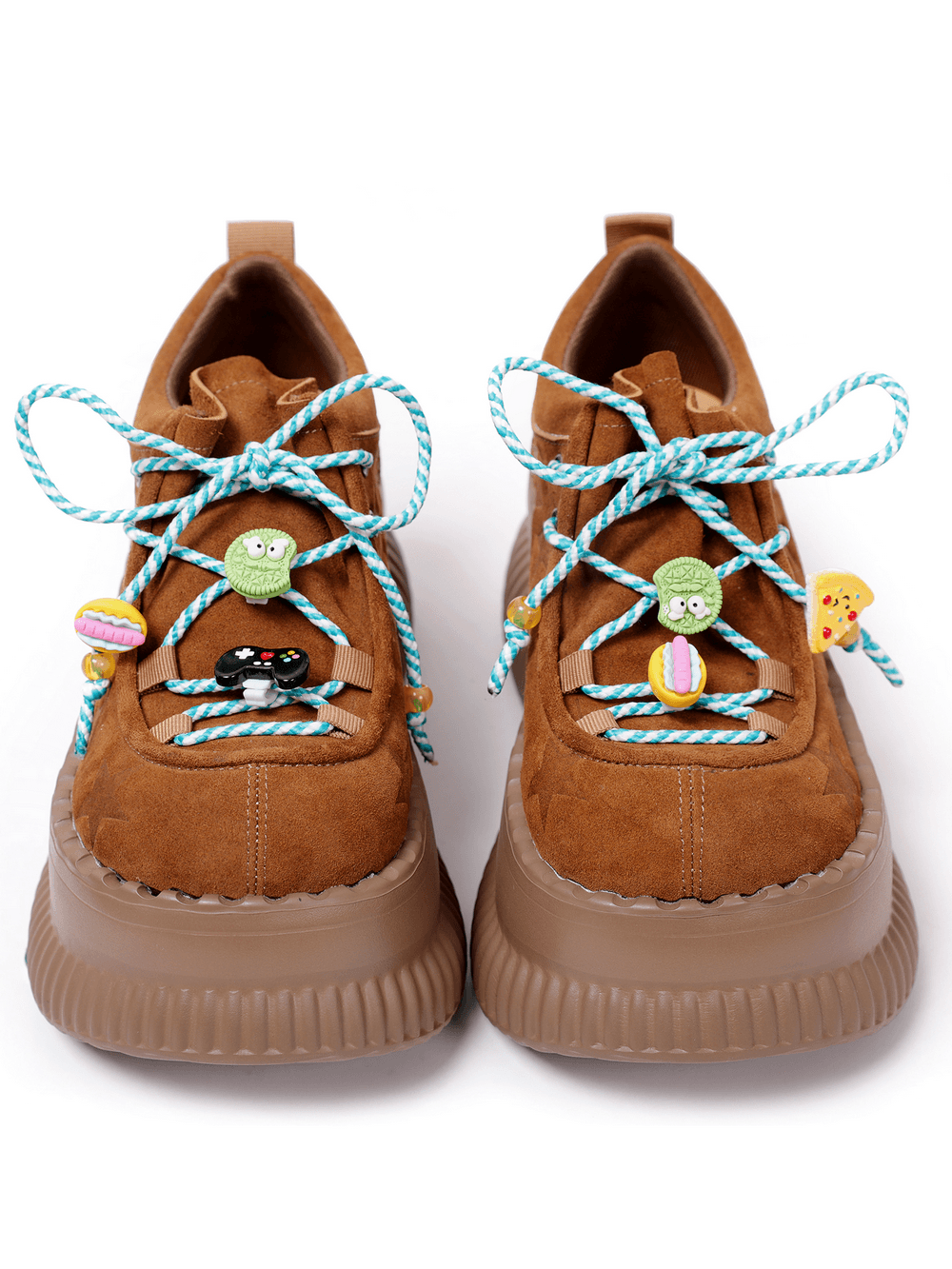 Baskets compensées en daim marron avec étoile embossée