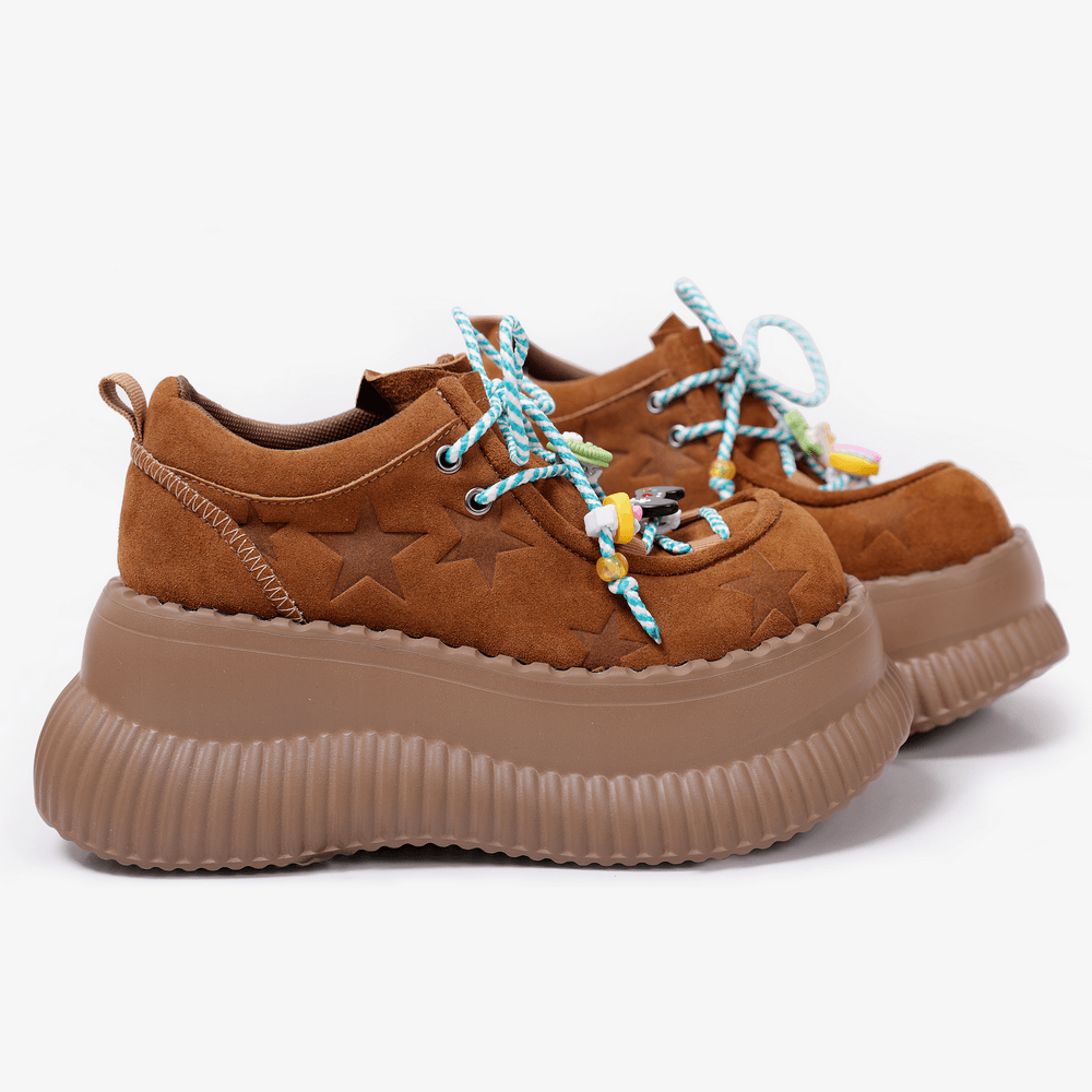 Baskets compensées en daim marron avec étoile embossée