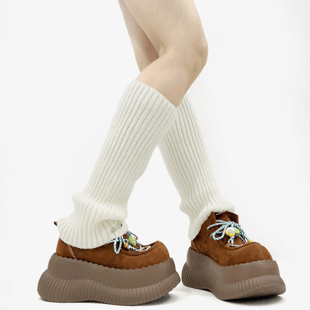 Baskets compensées en daim marron avec étoile embossée
