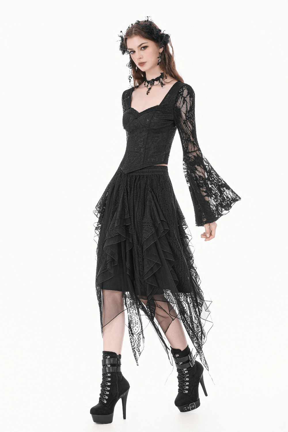 Top de encaje gótico chic con mangas acampanadas dramáticas