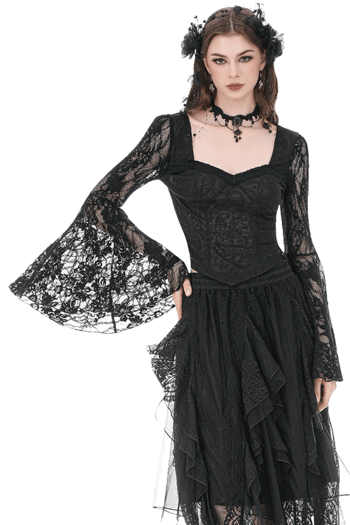 Top de encaje gótico chic con mangas acampanadas dramáticas