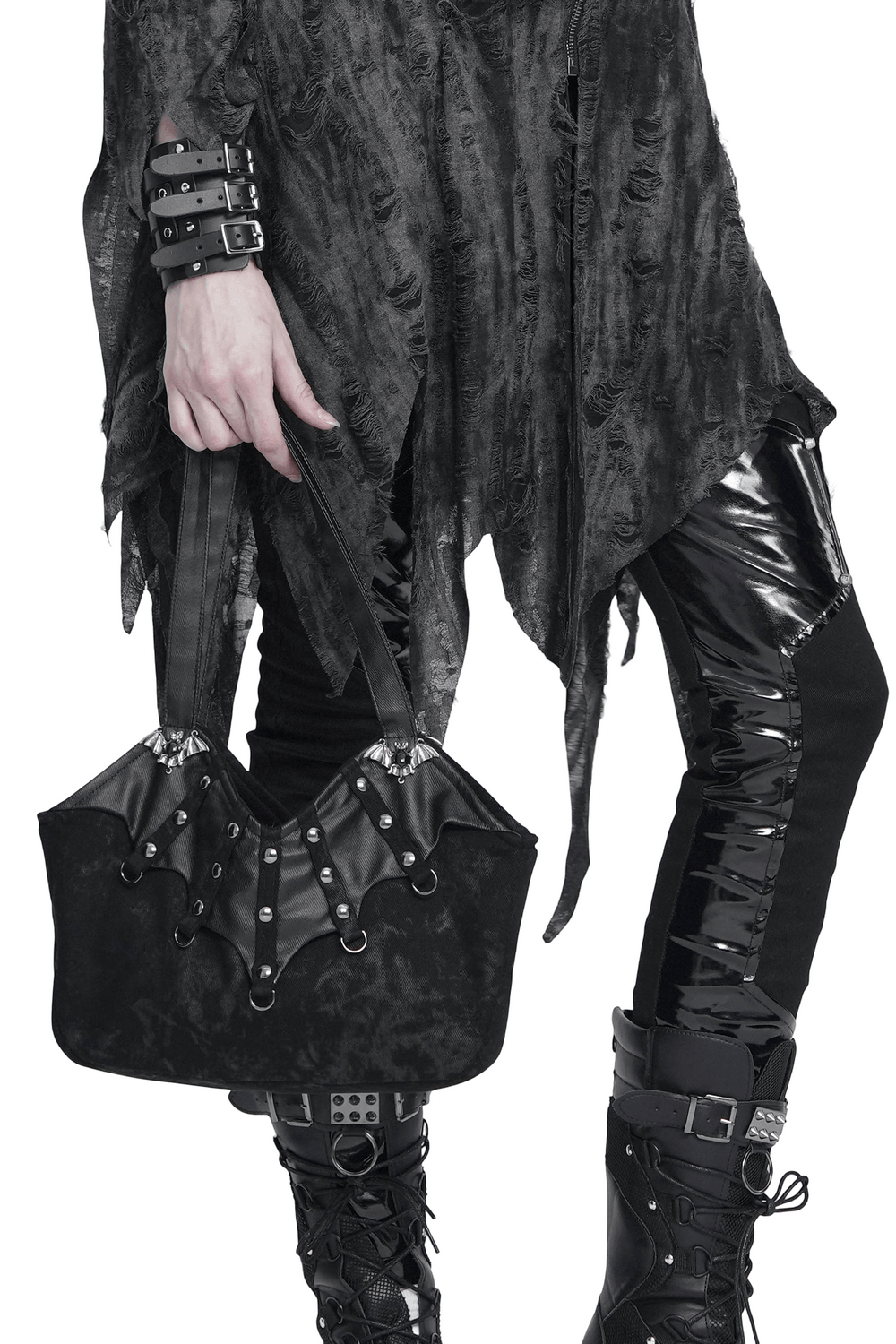 Schicke Gothic-Schultertasche mit nietenbesetzten Fledermausflügel-Details