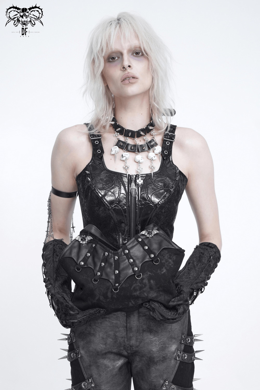 Schicke Gothic-Schultertasche mit nietenbesetzten Fledermausflügel-Details