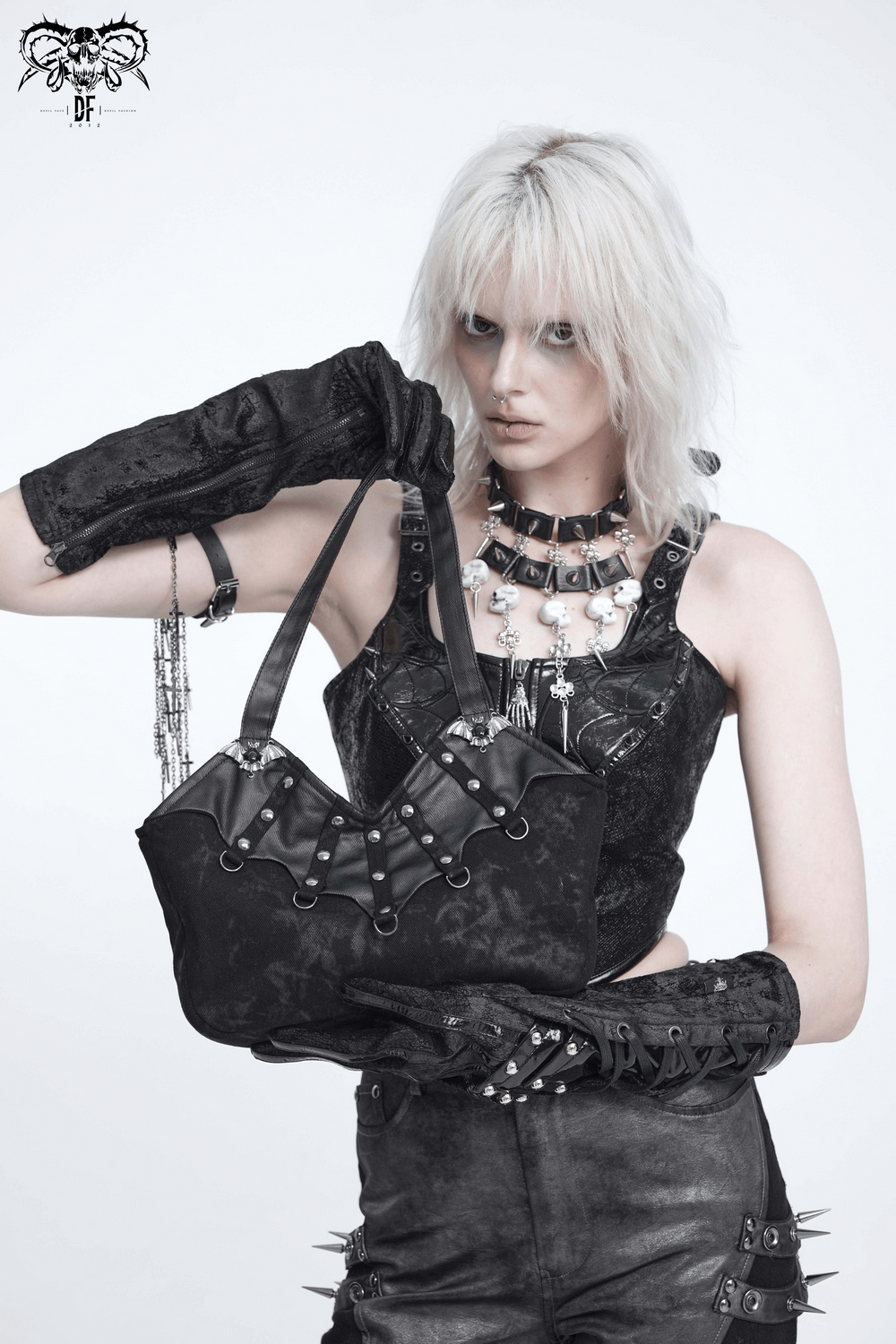 Schicke Gothic-Schultertasche mit nietenbesetzten Fledermausflügel-Details