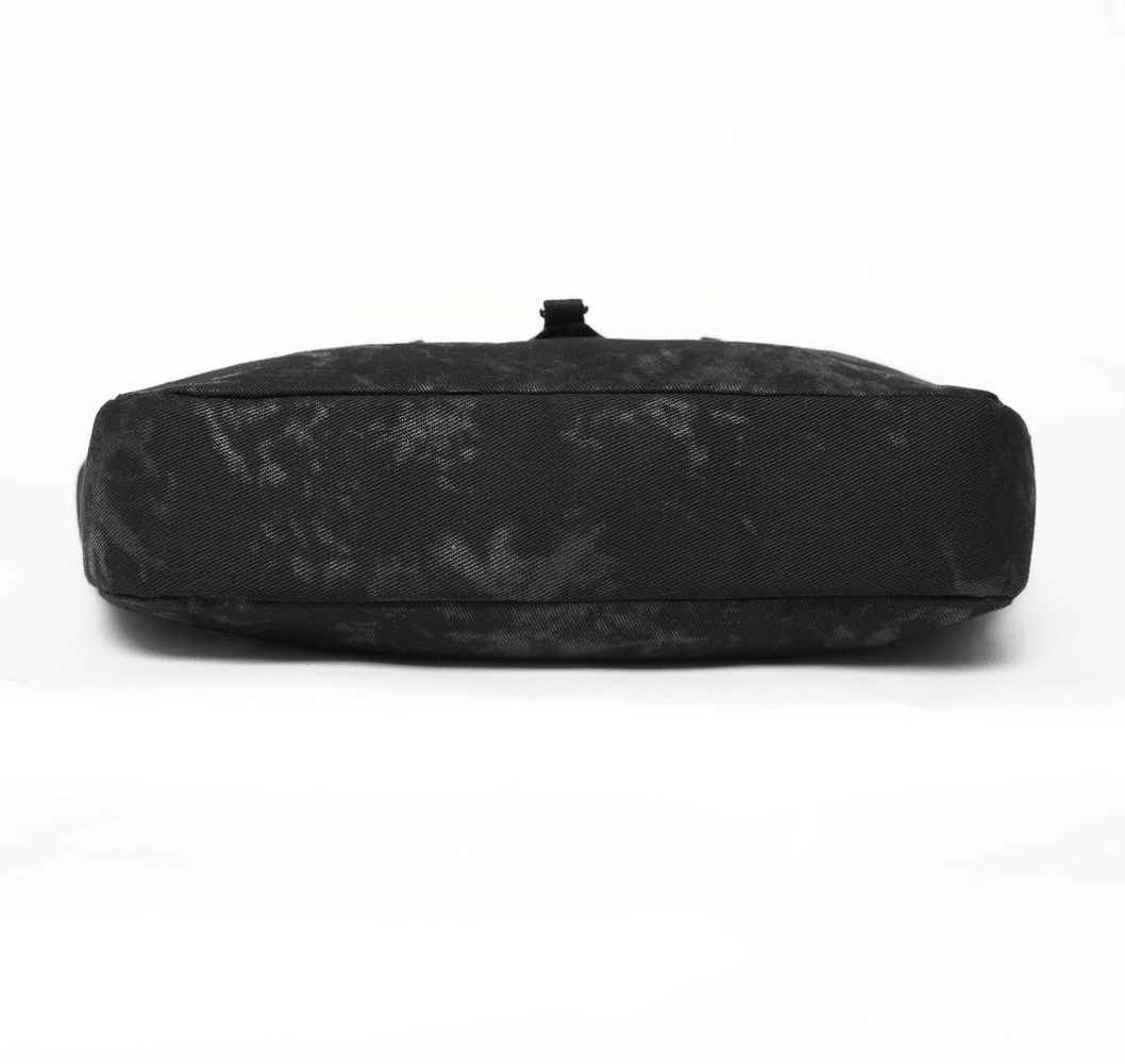 Schicke Gothic-Schultertasche mit nietenbesetzten Fledermausflügel-Details