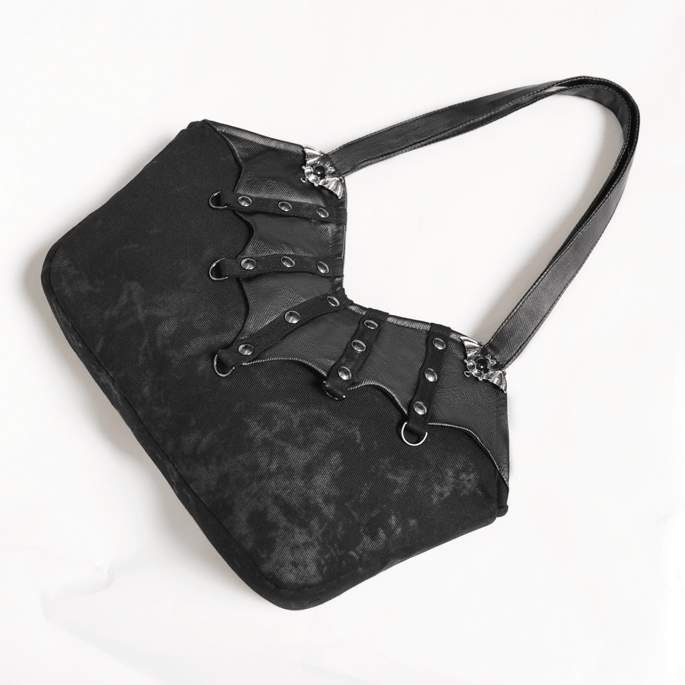 Schicke Gothic-Schultertasche mit nietenbesetzten Fledermausflügel-Details