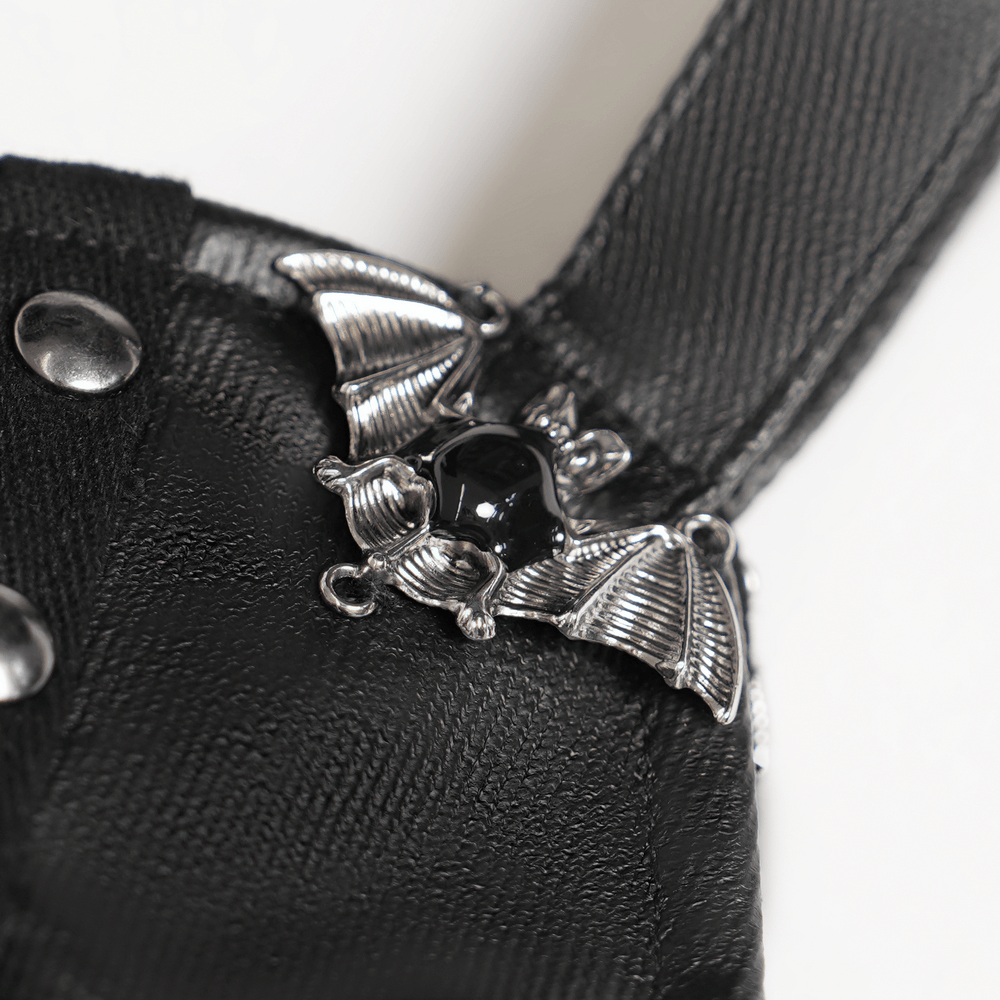 Schicke Gothic-Schultertasche mit nietenbesetzten Fledermausflügel-Details