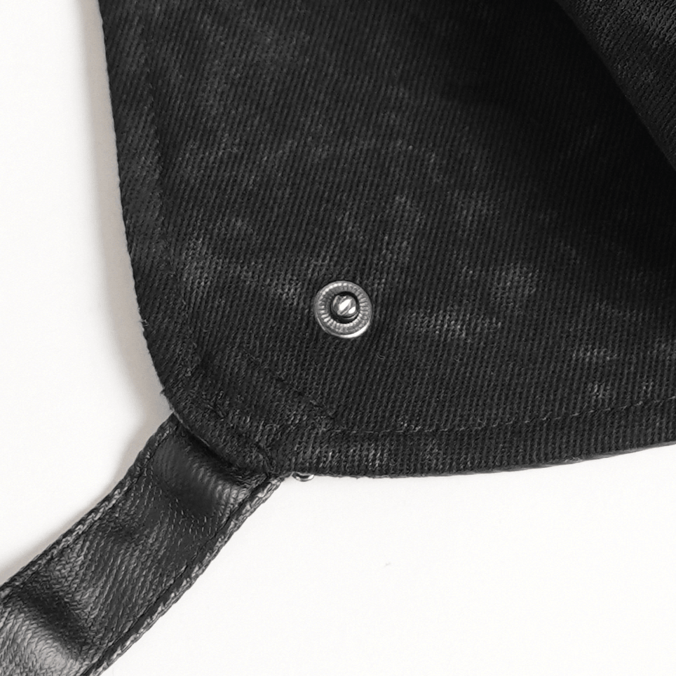 Schicke Gothic-Schultertasche mit nietenbesetzten Fledermausflügel-Details