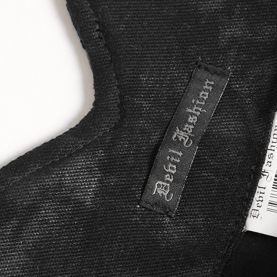 Schicke Gothic-Schultertasche mit nietenbesetzten Fledermausflügel-Details