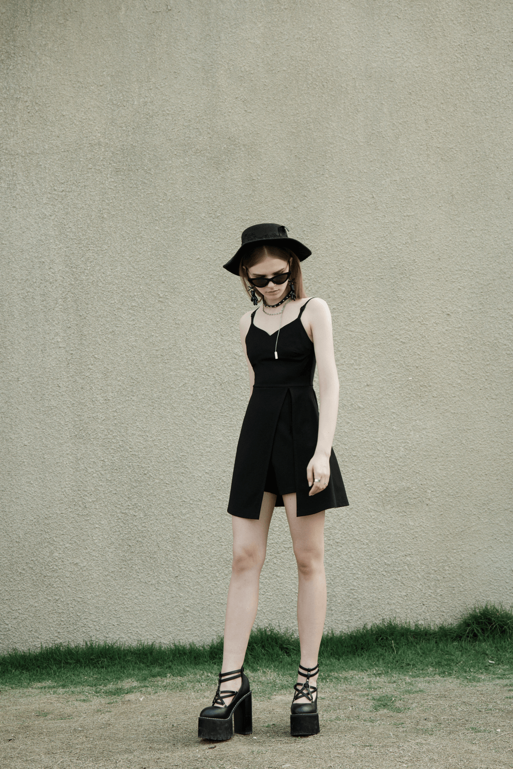 Chic V-Neck dress with high slit and detachable chain accent, perfect for stylish summer outings.