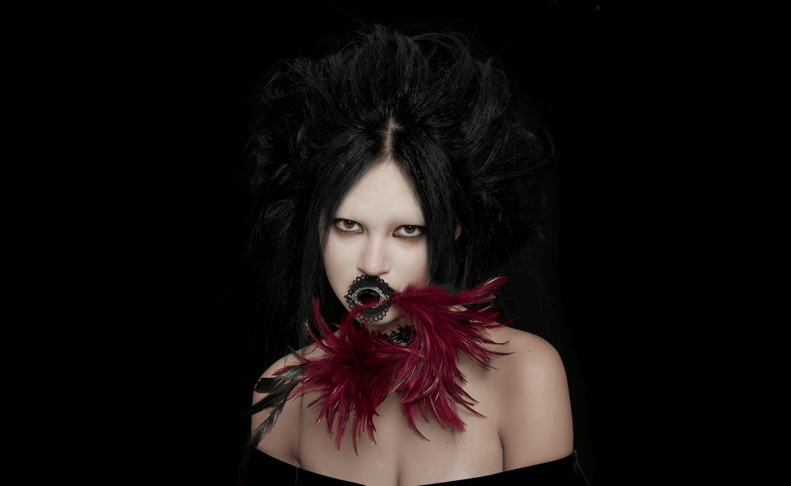 Dark feather gothic hair accessory with crystal pendant, enhancing a mystical gothic look.