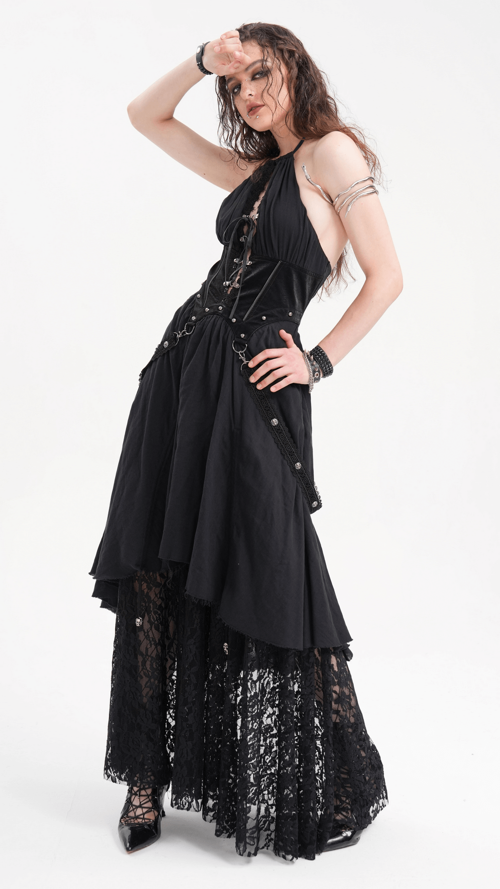 Vestido Gótico Oscuro en Capas con Detalles de Encaje y Corsé