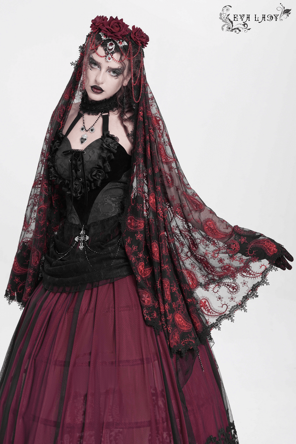 Dark romantic embroidered veil with skull pendant and roses, perfect for gothic weddings and alternative outfits.