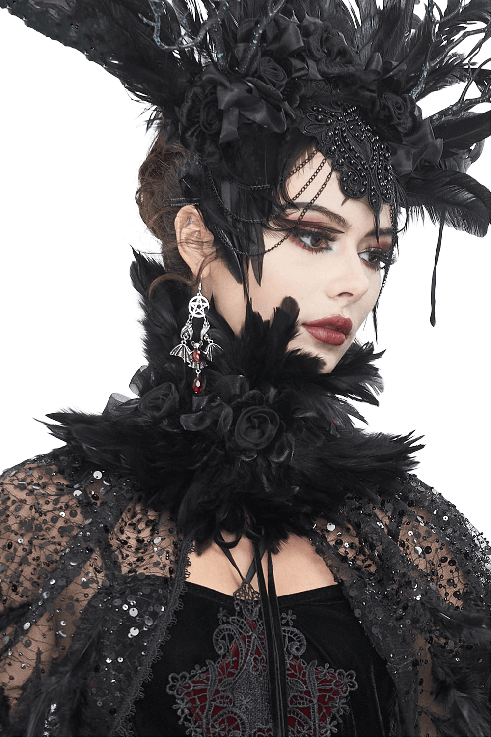 Gothic black collar with fabric flowers and feathers, perfect for a romantic and mysterious look.