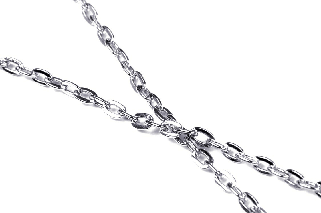 Close-up of a stylish silver chain showcasing intricate links and shine for trendy accessories.