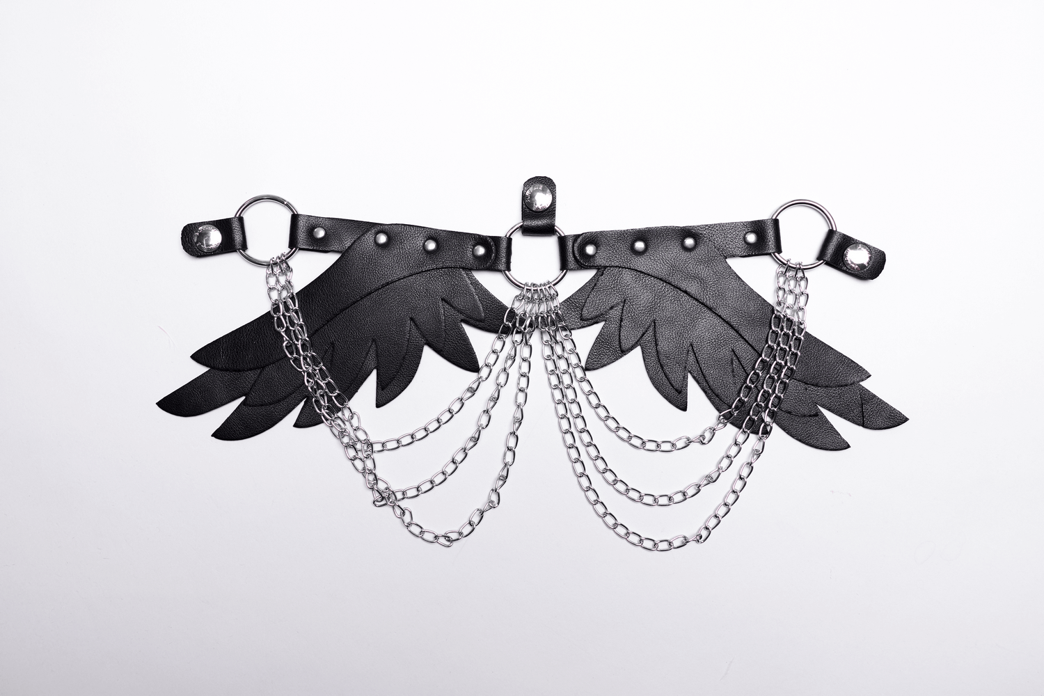 Elegant black feather wings with chains for costumes and themed events, featuring adjustable straps for comfort.