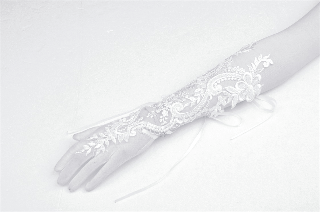Elegant Lace Bridal Gloves with Stylish Embroidery